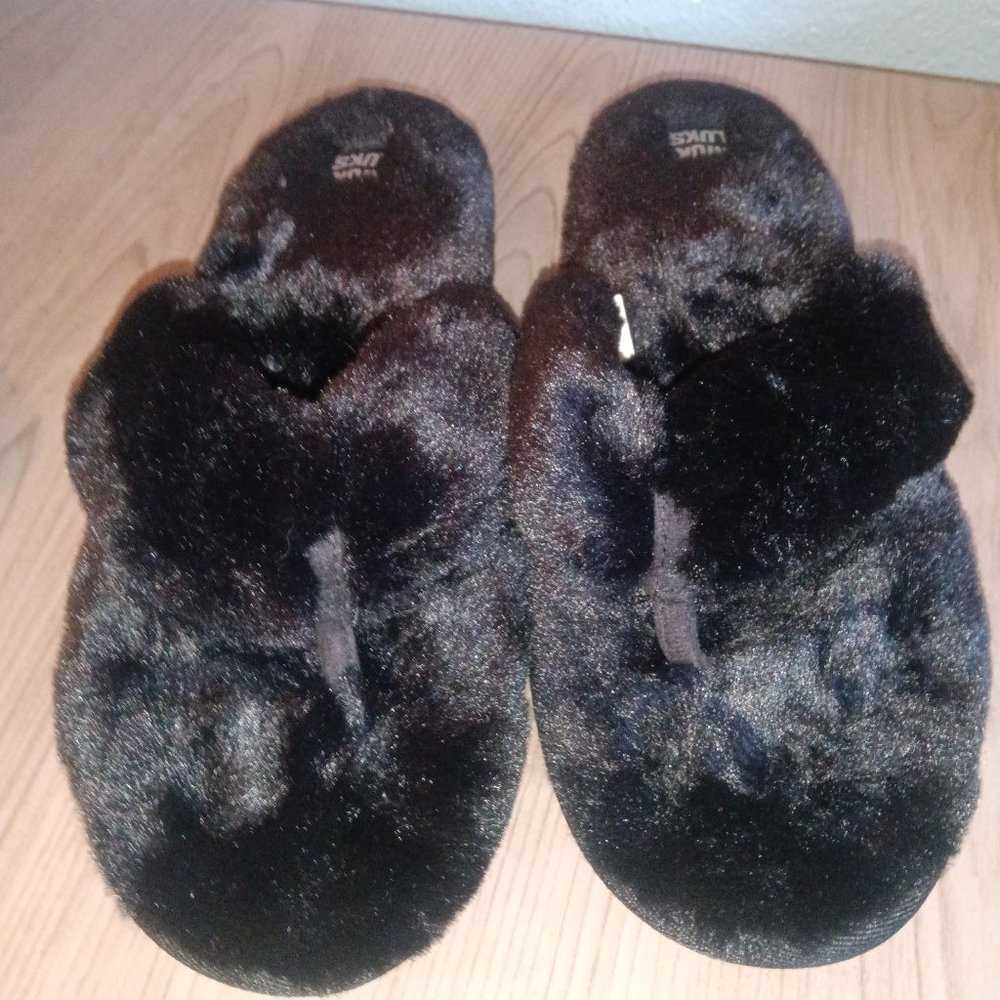 The Original Muk Luks Thong Black Fuzzy Slippers Size X-Large 11-12